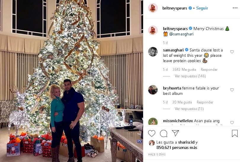 "Feliz Navidad", escribió Britney, a lo que su novio respondió, "Santa Claus perdió mucho peso este año, por favor dejen galletas de proteínas".
<br>