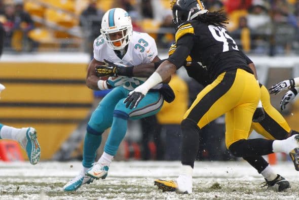 Los fanáticos de los Dolphins ya no hablan de la controversia Incognito/Martin, ni si Ireland o Philbin estarán con el equipo en el 2014, sino que pasan horas calculando… ¡porque tenemos chance de ir a los playoffs! Al principio de la temporada, y sobre todo, después de perder -casi deshonrosamente- contra Tampa Bay y Buffalo, los comentarios sobre Miami eran negativos. Qué si las novatadas, qué si Tannenhill, qué si el running game, qué si la línea ofensiva, que si… qué se yo… Pero ahora, las cosas han cambiado y solo se mencionan las posibilidades que tenemos de jugar en enero. ¡Ay, bendito! Bueno, después de este encontronazo con los portadores de las terribles toallas amarillas, donde salimos vencedores … por media pulgada… 34-28, ya todo me parece posible. Arriba Tannenhill (20 de 33, para 200 yds); arriba Wake and Odrich; arriba Thomas (105 yds, un TD en 16 acarreos); arriba Clay con sus dos TD y arriba Philbin, que mantiene el invicto en la revisión de las jugadas (obtuvo el cambio de “incomplete pass” a TD de Hartline). ¡Arriba, Dolphins, seguimos cuesta arriba!