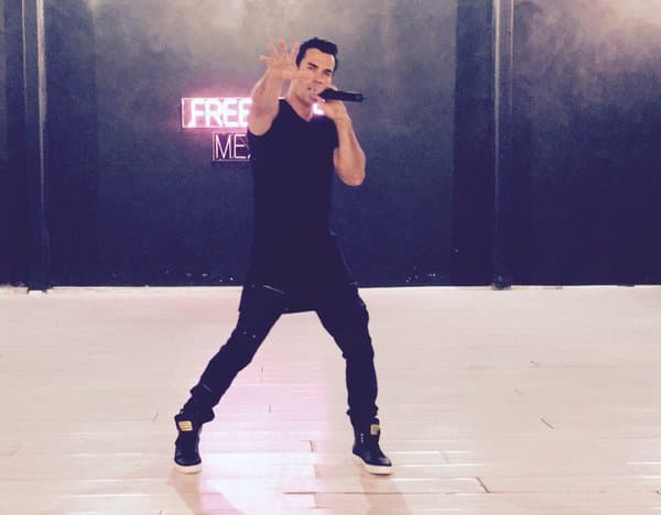 Ha cantado temas incidentales en las telenovelas que ha participado como 'Un amor como el nuestro' en el caso de 'La doble vida de Estela Carrillo'.