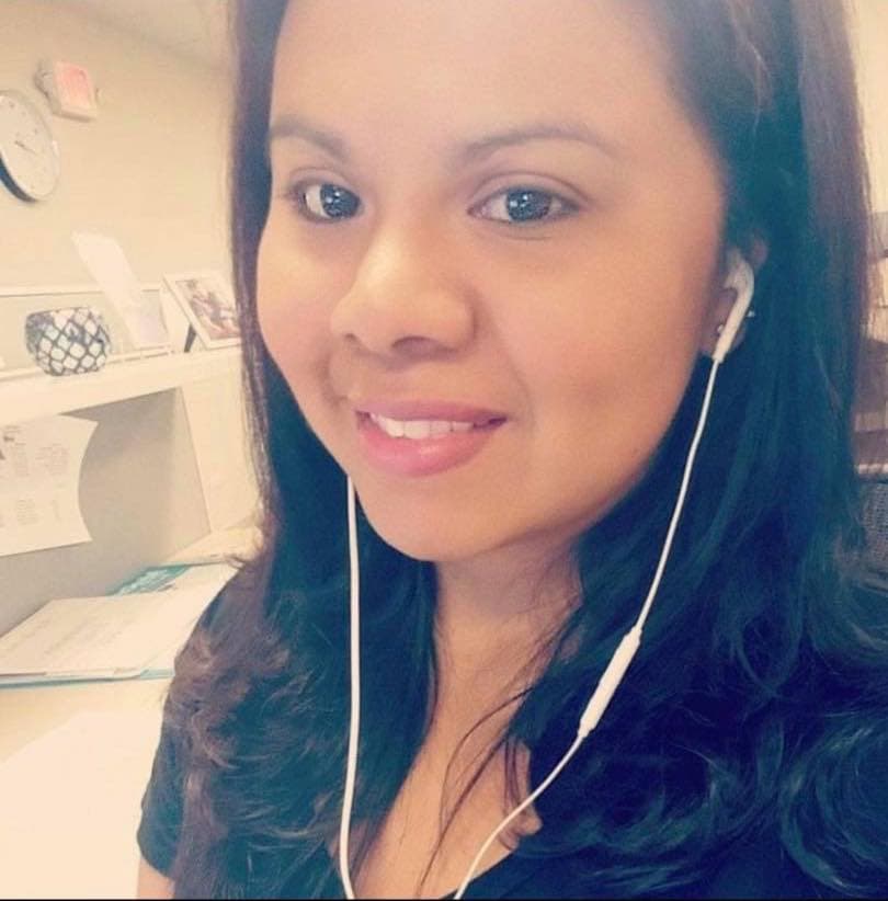 Flor Bernal trabaja para Advocate Hospice en Lombard como Coordinadora de Admisiones, que consiste en planificar horarios de las enfermeras. admitir a los pacientes ya sea en casa, asilos u hospitales. En este tiempo del Coronavirus hay más pacienciented pero ella se siente muy orgullosa de poder asistir a quienes lo necesitan. ¡Mil gracias Flor!