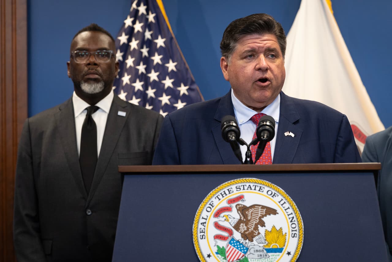 Sin embargo, el gobernador J.B. Pritzker, el alcalde de Chicago Brandon Johnson y diversos líderes comunitarios han rechazado las medidas impuestas por el presidente, expresando que
<b> Illinois no quiere la presencia de la Guardia Nacional</b>.
<a href="https://www.univision.com/local/chicago-wgbo/politica-chicago/rechazo-en-illinois-a-plan-de-trump-de-enviar-a-la-guardia-nacional-a-chicago-es-inconstitucional-video" target="_blank">Pritzker lo ha calificado</a> como “ilegal” y “antiestadounidense” la intención del presidente Trump de enviar 
<a href="https://www.univision.com/local/chicago-wgbo/14-frases-de-apoyo-de-las-autoridades-de-chicago-a-inmigrantes-tras-el-anuncio-de-trump-fotos" target="_blank">tropas a Chicago. </a>