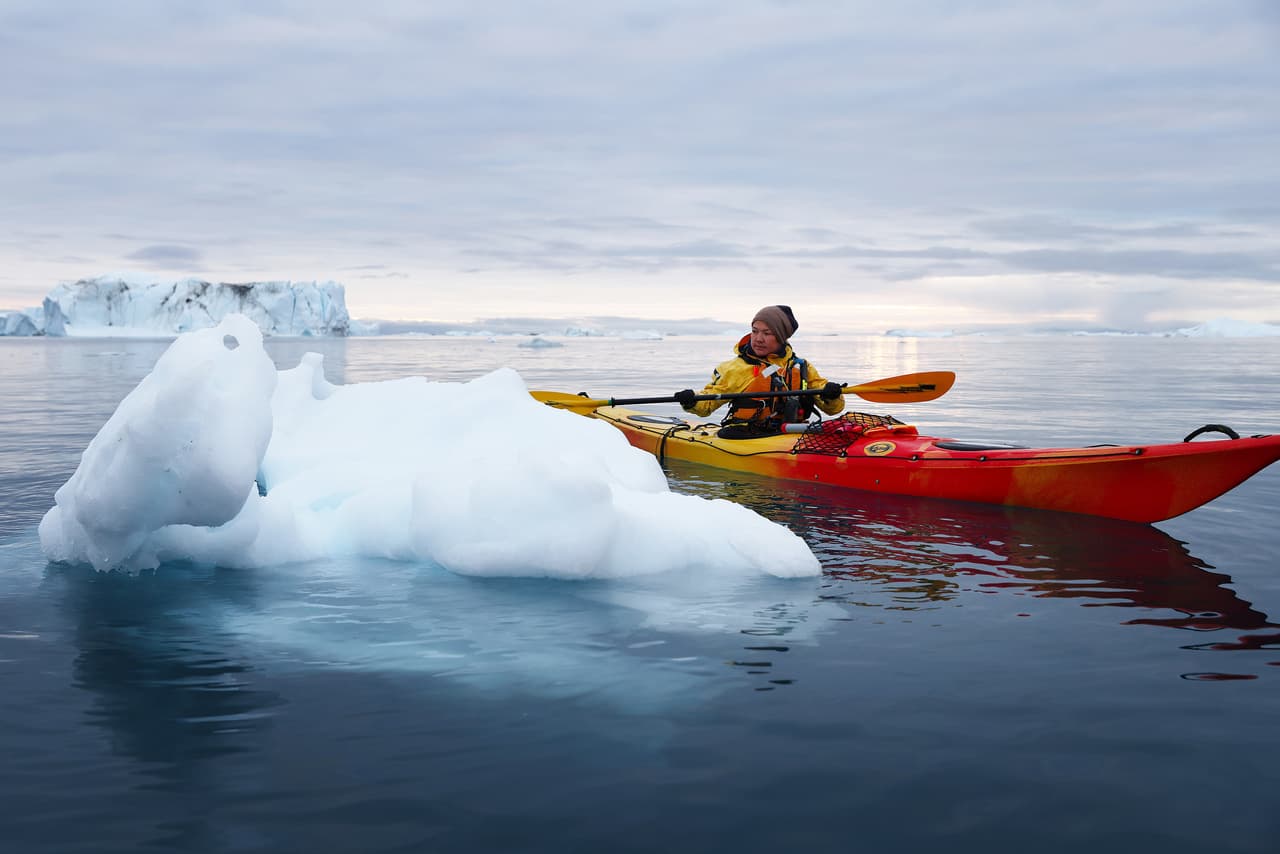Vilhelmine Nathanielsen, guía turística del glaciar Sermeq Kujalleq de Groenlandia, junto a un iceberg desprendido de la masa de hielo. "Los icebergs eran mucho más grandes cuando yo era un niño", dijo a Getty Images el 4 de septiembre de 2021.
<br>
<br>“El agua que fluye de la capa de hielo derretida en Groenlandia ha aumentado en las últimas décadas y ha afectado el nivel del mar global, la circulación oceánica regional y los ecosistemas marinos costeros, y representa la mayor parte del desequilibrio masivo actual”, se lee en la revista
<a href="https://www.nature.com/articles/s41467-021-26229-4"><u>Nature Communications</u></a>.