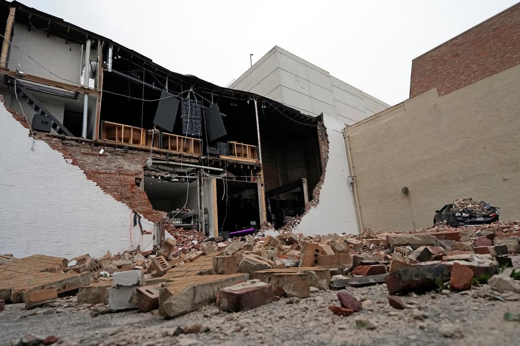 El popular 
<b>negocio 'Conejo Malo' </b>perdió una de sus paredes. Los escombros enterraron un auto que permanecía en el estacionamiento.
