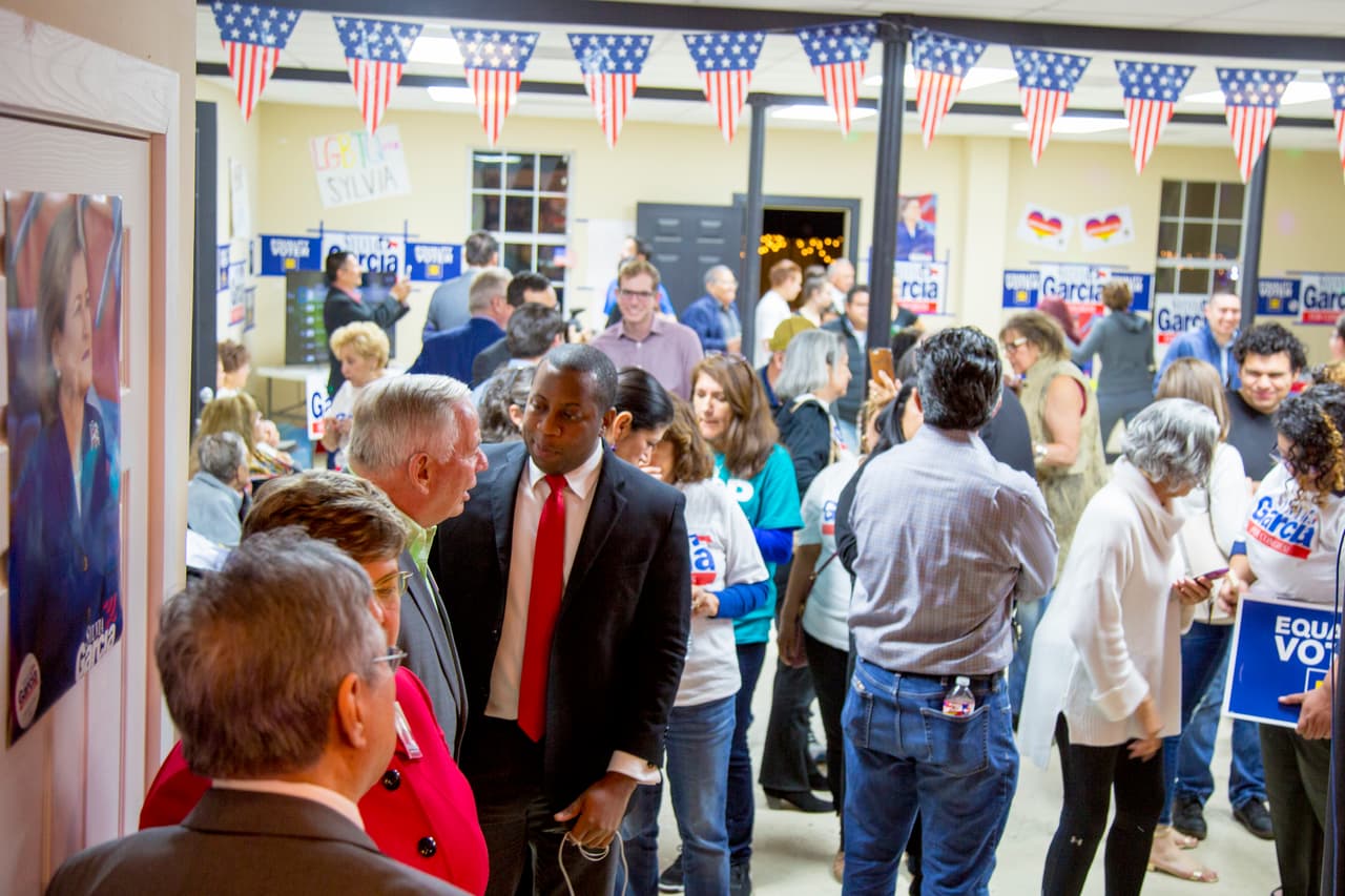 Decenas de seguidores, amigos y familiares llegaron a la sede de campaña de Sylvia García la noche del martes para celebrar los resultados de la elección.