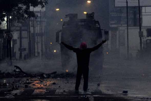 Por las redes sociales, se ha denunciado el uso de humo verde contra los manifestantes, prohibido internacionalmente ya que contienen 27% de arsénico.