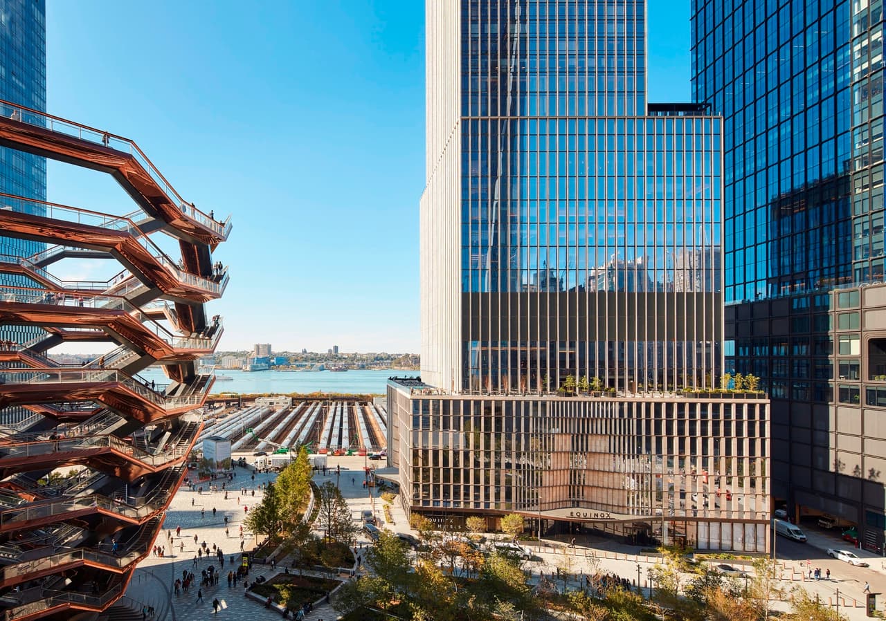 Esta torre de 72 pisos destaca por el uso y la mezcla de materiales de construcción especiales. Por ejemplo, su fachada está hecha de piedra caliza y vidrio de Baviera, lo que le da su apariencia única. En la fotografía junto a 
<a href="https://www.hudsonyardsnewyork.com/discover/vessel"><u>The Vessel</u></a>, el conjunto de escalinatas del complejo Hudson Yards 
<a href="https://www.univision.com/noticias/trending/vessel-la-gigantesca-escalera-de-acero-que-va-a-ninguna-parte-y-quiere-convertirse-en-el-nuevo-icono-de-ny-fotos"><u>que se convirtió en el nuevo ícono de la ciudad de Nueva York</u></a>.
