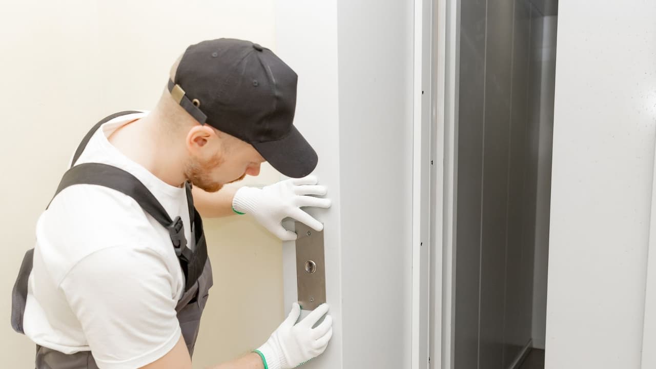 <b>8. Instaladores y reparadores de ascensores y escaleras mecánicas</b>
<br>Las personas que instalan, reparan o hacen mantenimiento a los elevadores y escaleras mecánicas ganaron en promedio anual
<b>$100,280</b> en el área de Sacramento.