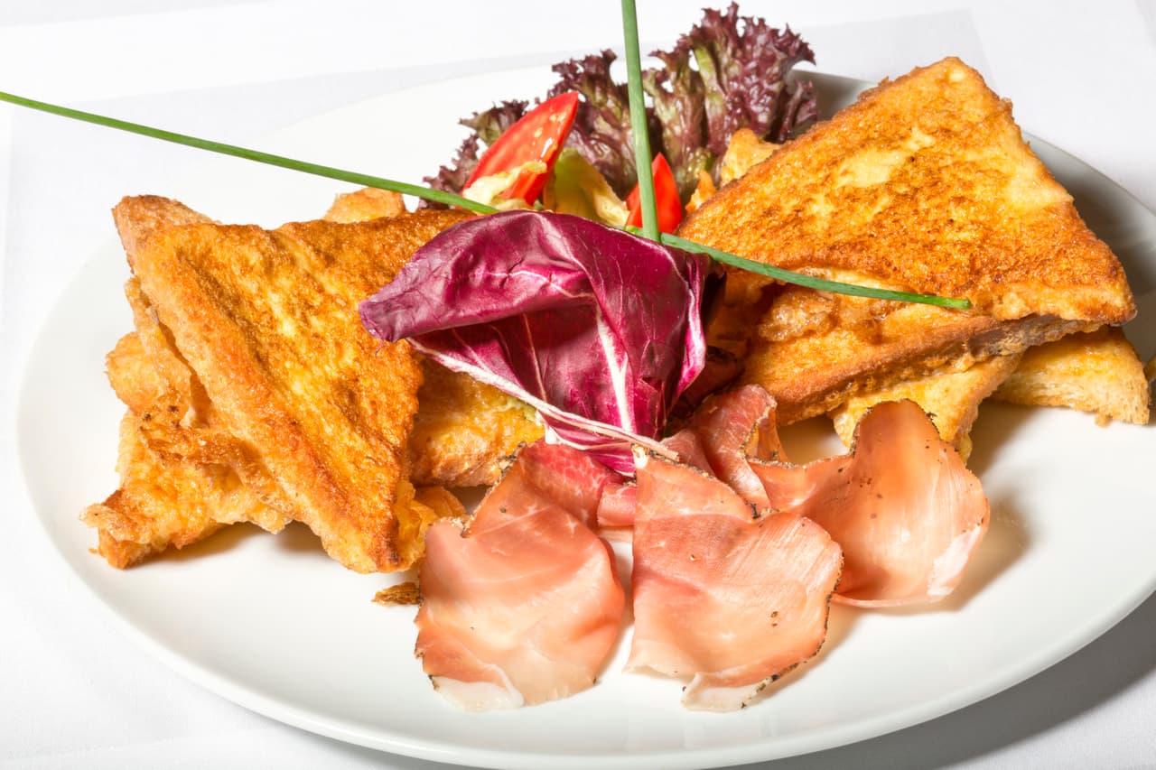 Y si lo tuyo es algo más ligero, sólo acompaña tu pan francés con una rebanada de jamón serrano y unos trozos de kale. ¡Delicioso!