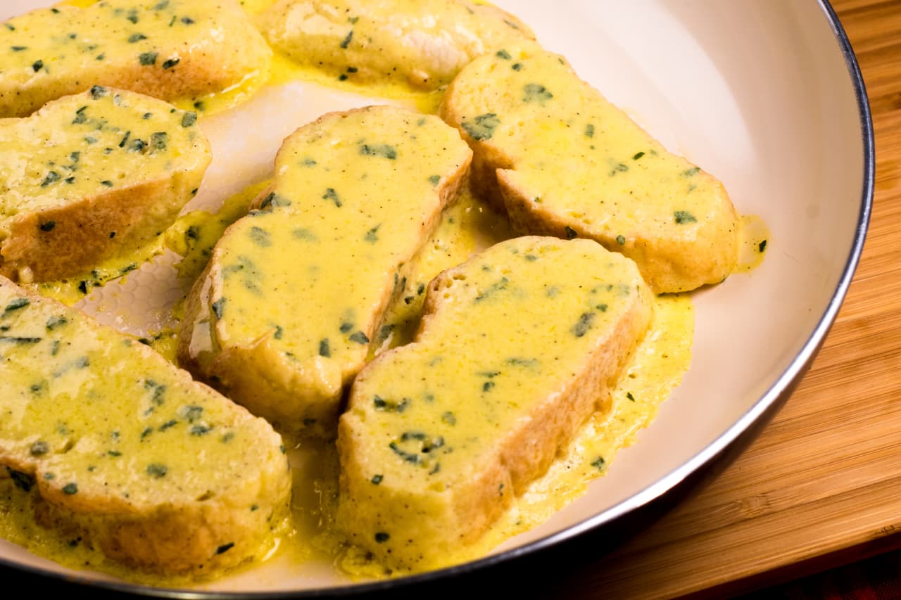 Si prefieres una opción salada antes de poner el pan sobre el sartén, agrega un poco de hierbas italianas a la mezcla de huevo. Tendrás una tostada perfecta.