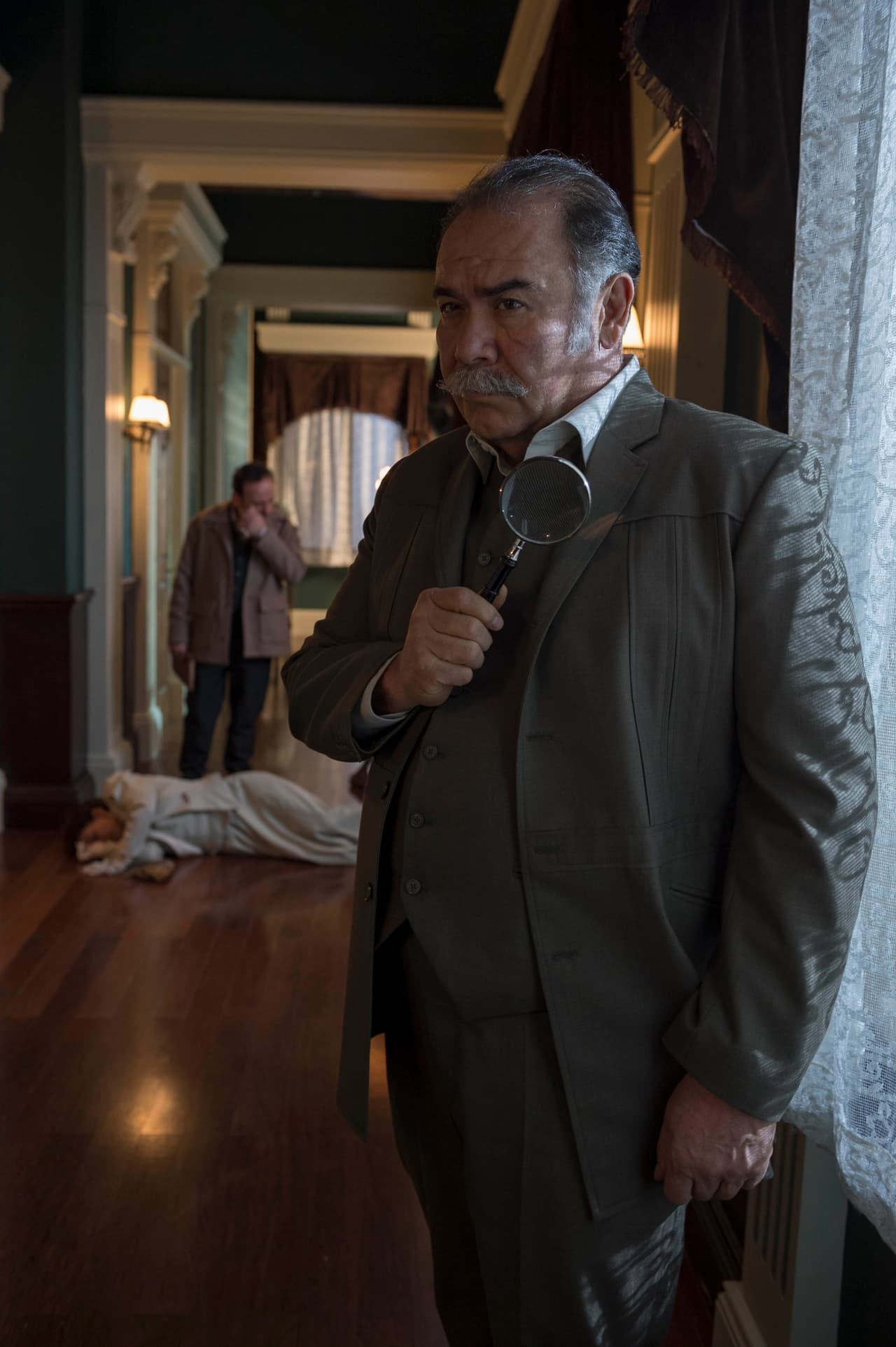 Ya conocimos al Detective Ayala y a Dagoberto, dos personajes que resolverán los crímenes que sucederán en "El Hotel de los Secretos".