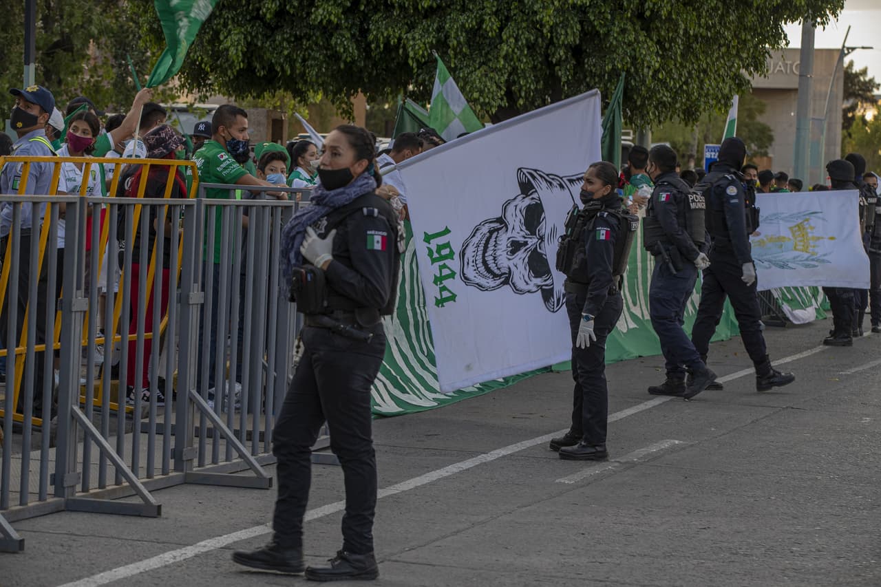 Las aficiones de los cuadros felinos acuden a las inmediaciones del estadio para recibir y apoyar a sus jugadores previo a la final de vuelta del Guard1anes 2020.
