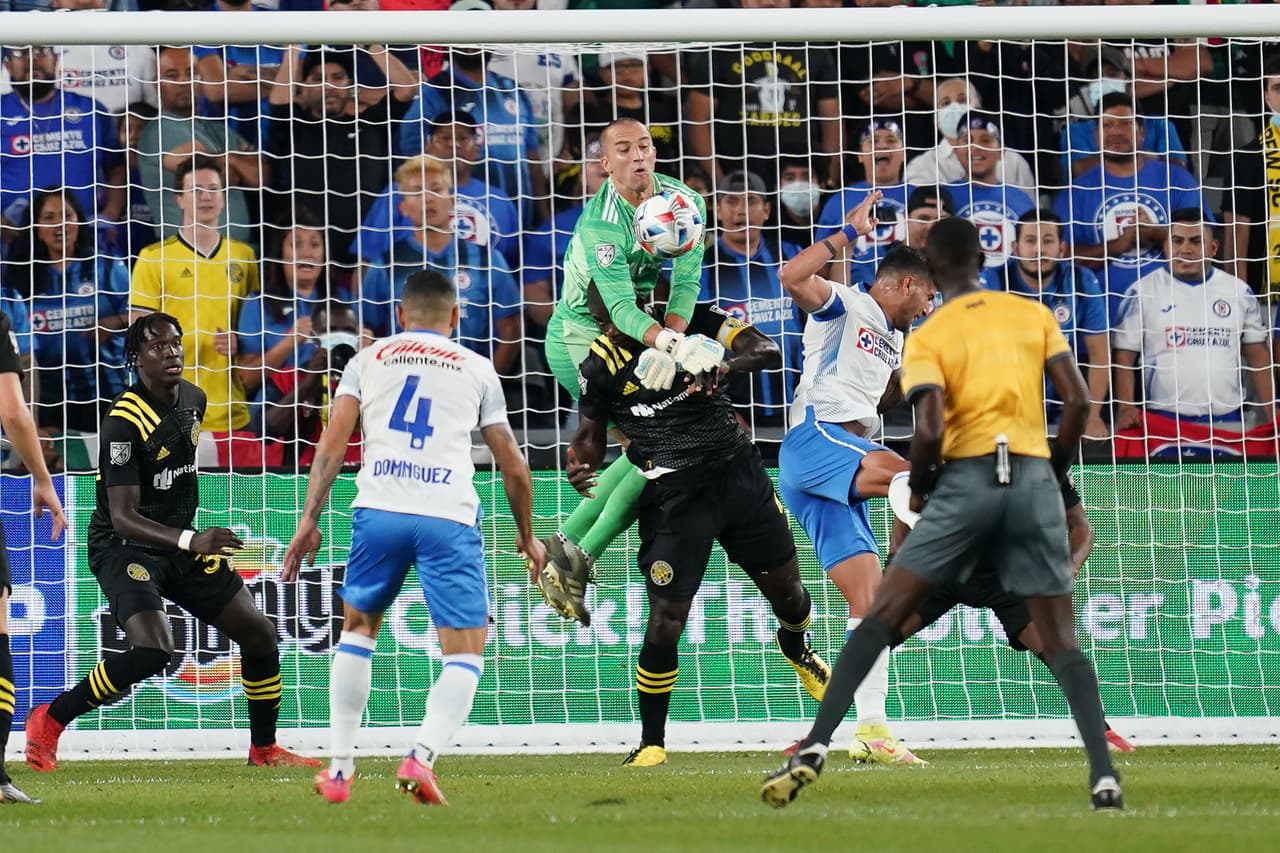 Los estadounidenses le ganan una nueva batalla a los mexicanos y con un marcador de 2-0 a favor Columbus Crew vence a Cruz Azul y se coronan dentro de la Campeones Cup.