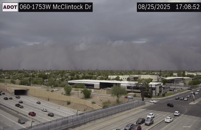 Conducir en una zona bajo las condiciones de una tormenta de polvo puede poner en 
<b>riesgo a conductores, pasajeros e incluso peatones</b>.