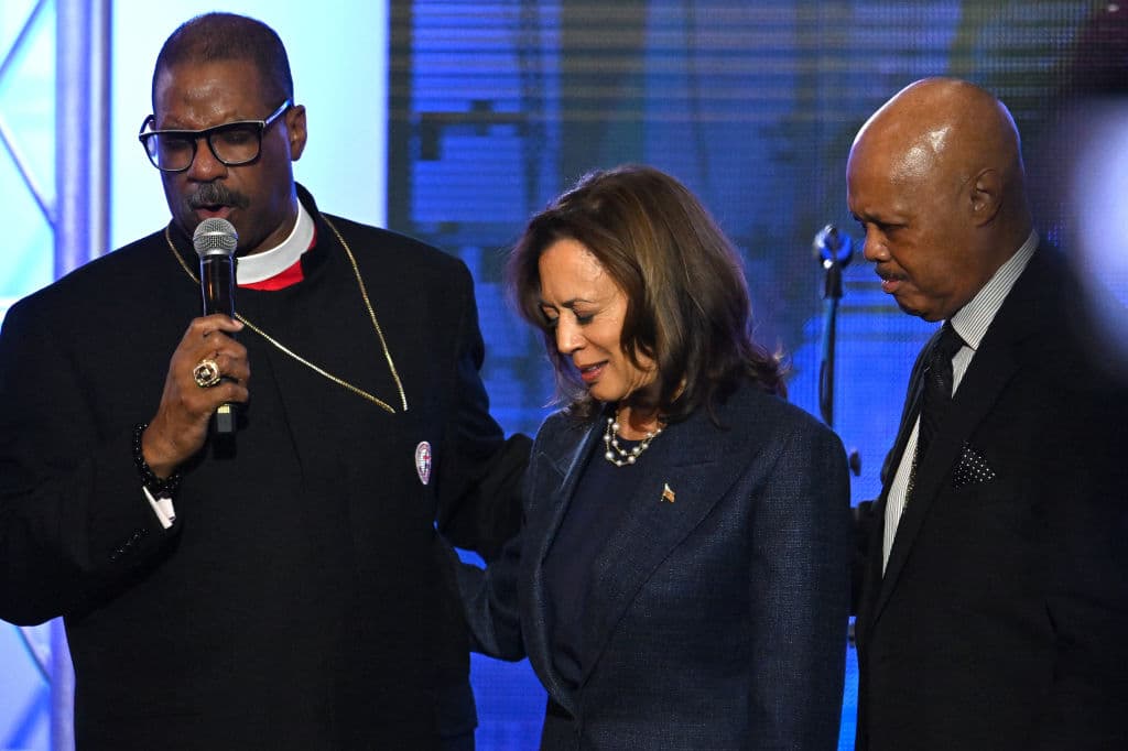 Kamala Harris en una oración junto al pastor en la Iglesia Institucional Gran Emmanuel de Dios en Cristo, este domingo 3 de noviembre en Detroit, Michigan.