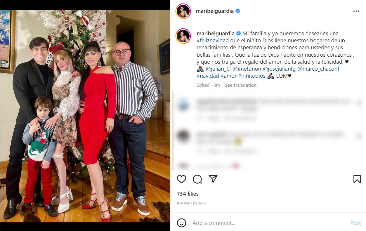 <b>Maribel Guardia</b>, su esposo, su hijo Julián, su nuera y su único nieto se unieron para captar este tierno momento junto al árbol navideño.