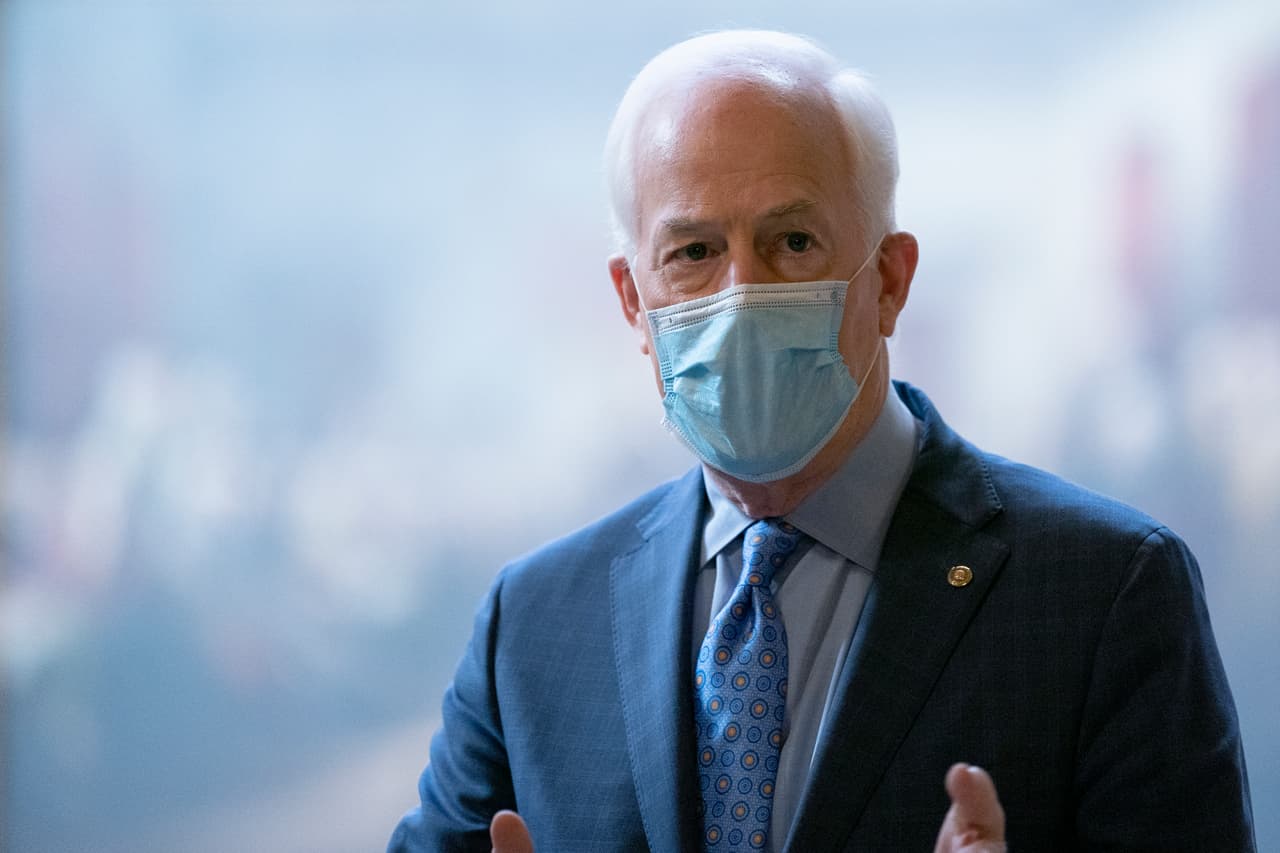 El senador republicano John Cornyn, que ocupa el puesto desde 2002 y busca su cuarta reelección en noviembre, optó por guardar silencio ante el debate, que se mantuvo como uno de los temas m´ás comentados en redes sociales. Cornyn ha evitado manifestarse de las últimas polémicas de Trump, como sus palabras sobre los veteranos o el pago de sus impuestos.