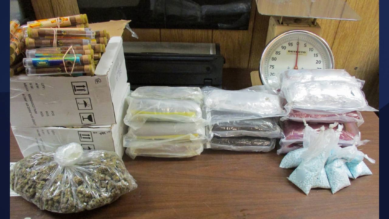 Según reportes, el agente de DPS encontró en el auto que conducía Jairo Castillo un cargamento de tres tipos de drogas, lo cual eran; 12.25 libras de
<a href="https://www.univision.com/local/arizona-ktvw/operativo-concluye-con-la-incautacion-de-casi-dos-millones-de-pastillas-de-fentanilo-en-arizona-video">pastillas de fentanilo</a>, 16.75 libras de heroína, una libra de marihuana y 279 cigarrillos electrónicos con
<a href="https://www.univision.com/local/arizona-ktvw/autoridades-yavapai-arizona-detienen-un-auto-que-supuestamente-entregaria-una-carga-de-aceite-de-marihuana-thc-en-california">THC</a>.