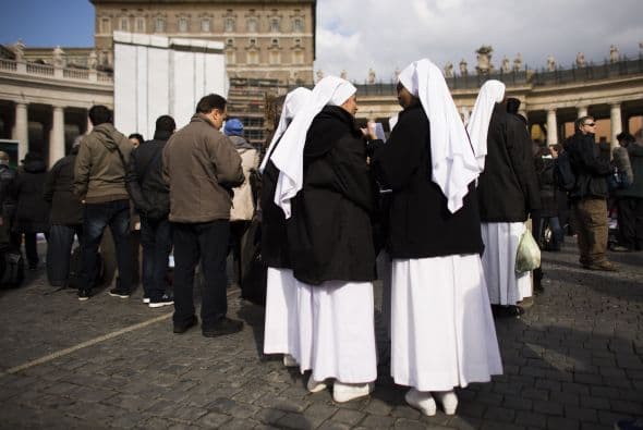 Las palabras del sucesor de Pedro fueron seguidas con gran atención por los congregados que, conscientes de la importancia de la ceremonia, no dudaron en grabarla con sus teléfonos móviles.