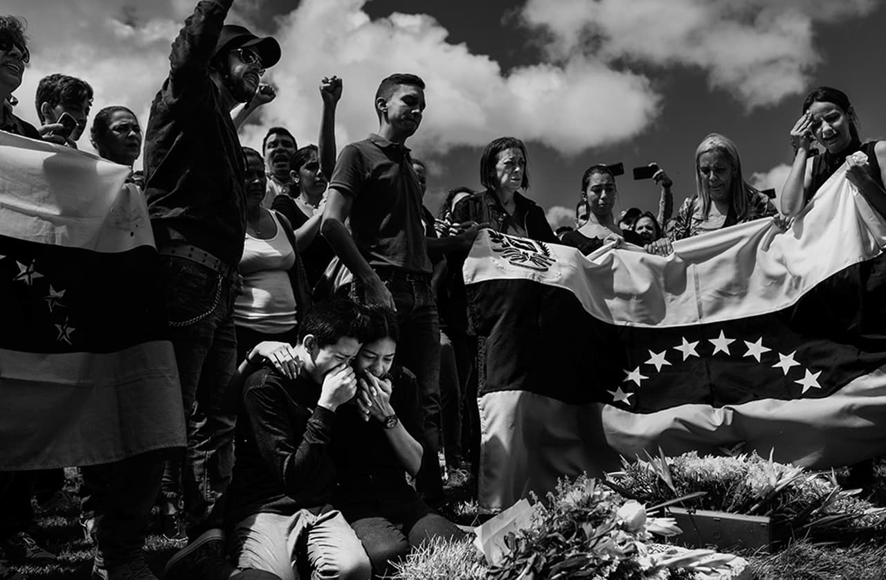 Cuando los cuerpos ya estaban enterrados, las autoridades permitieron que miembros de la sociedad civil y familiares de los rebeldes entraran al cementerio. José Alejandro Díaz Pimentel y Abraham Agostini protestan sobre la tumba de ambos rebeldes. Los hijos mayores de Pimentel lloran sobre la tumba de su padre.