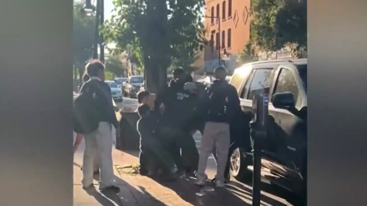 Tensión en Harrison: Captan en video a agentes de ICE arrestando a un joven ante la mirada de menores