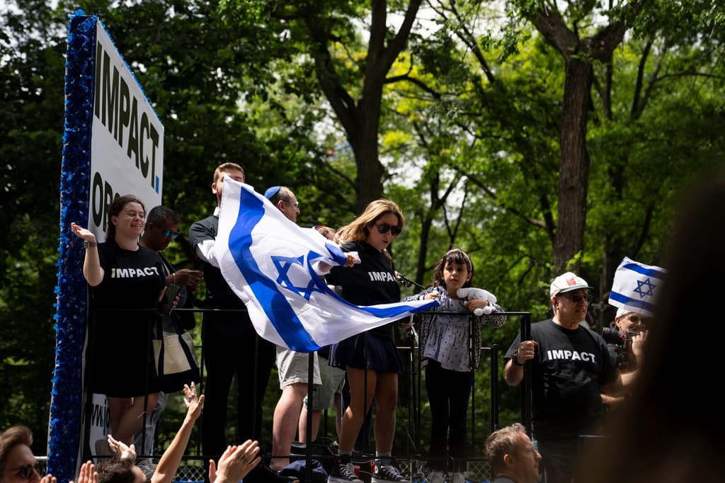 El lema del evento este año fue "Estadounidenses orgullosos, sionistas orgullosos".
<b><a href="https://www.univision.com/local/nueva-york-wxtv/jessica-tisch-asume-como-segunda-mujer-comisionada-del-departamento-de-policia-de-nueva-york-video" target="_blank"> Jessica Tisch, comisionada de la Policía de Nueva York</a></b> y judía, representó a la administración de Mamdani en el desfile.