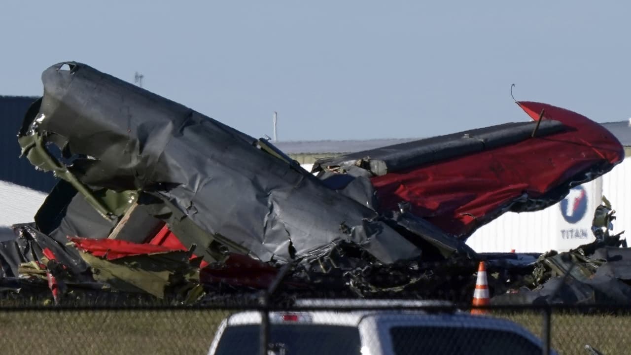 El juez Clay Jenkins del condado Dallas 
<a href="https://twitter.com/JudgeClayJ/status/1591780329278345222" target="_blank">publicó en sus redes sociales</a> que el departamento forense determinó que 
<b>seis personas murieron en el accidente</b> y las autoridades trabajan en identificar a las víctimas.