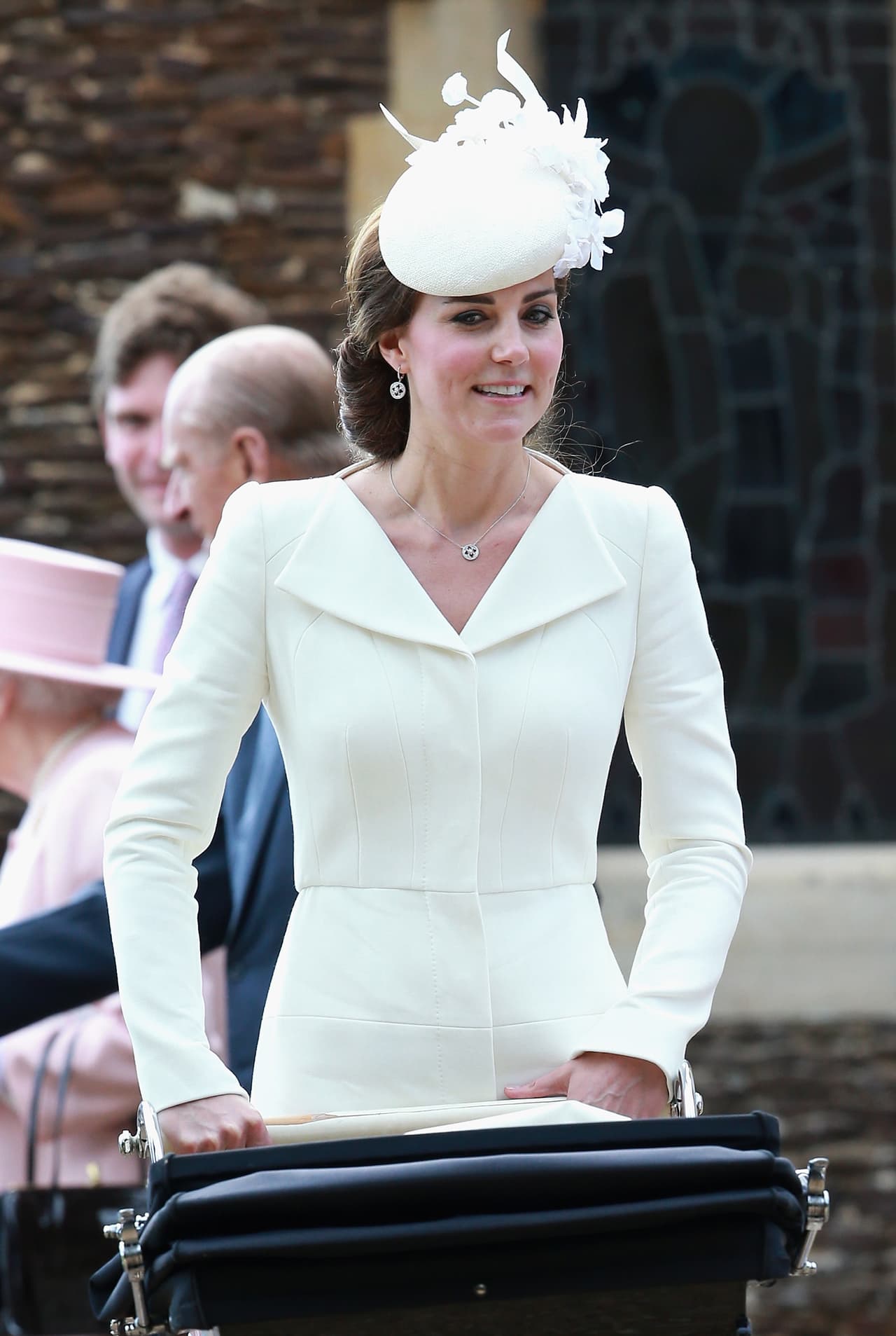 Finalmente, tenemos el atuendo de la esposa del príncipe William que portó el día del bautizo de su hija. Esta fue la primera ocasión que la duquesa usó su diseño favorito de Alexander McQueen, su ya conocido coat dress color limón.
