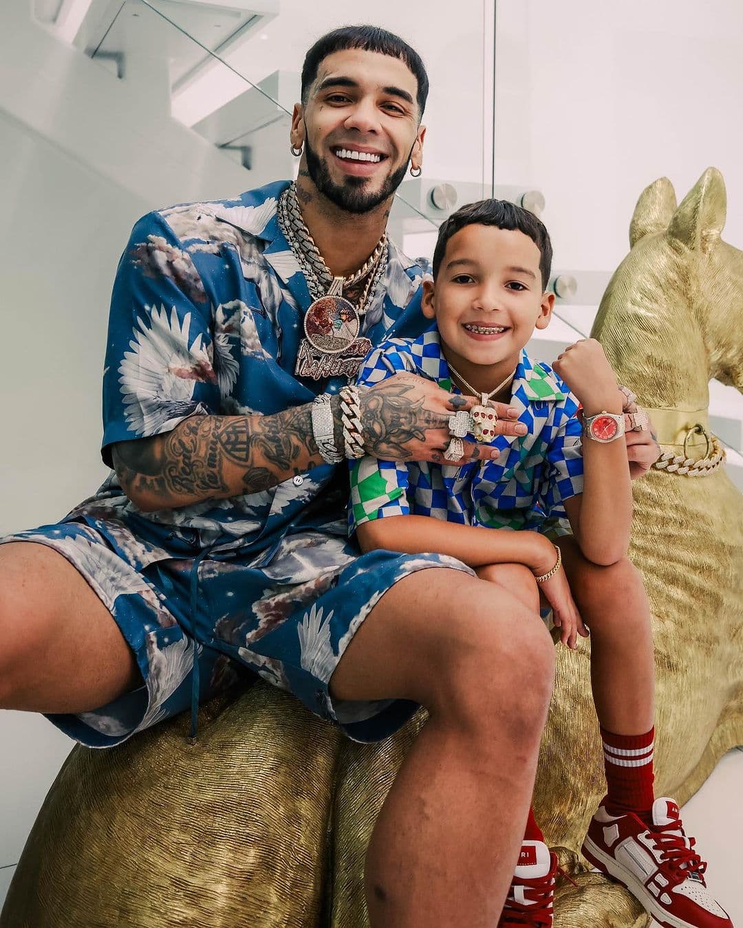 En las fotos, Anuel muestra aparentes regalos lujosos que le habría hecho al niño. 
<br>
