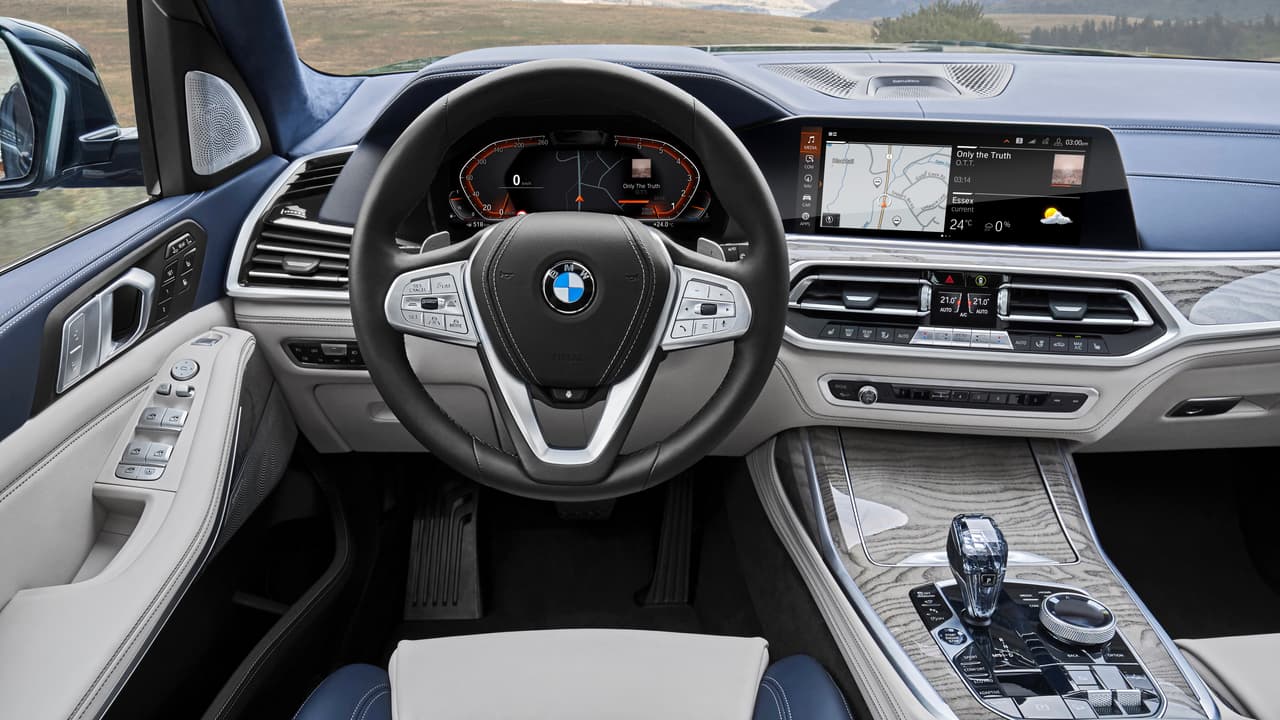 La BMW X7 ofrece un paquete 'Premium' que incluye cerrado suave automático de las puertas, persianas traseras, porta vasos calentados y enfriados, un
<b>sistema de sonido envolvente Harman Kardon de 1,500 vatios</b> (estándar en las versiones con motor V8) y controles por gestos.