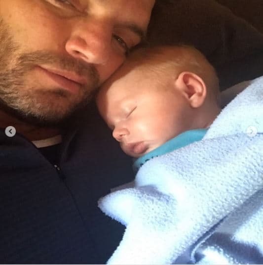 Este pasado lunes, se supo que 
<b><a href="http://www.univision.com/entretenimiento/julian-gil-recibe-22-000-dolares-menos-por-parte-de-televisa-que-pago-la-pension-a-marjorie-de-sousa">Televisa le retuvo al actor el 20% de sus ingresos mensuales</a></b> y lo destinó al pago de la manutención del bebé, aunque aún no existe una sentencia final.