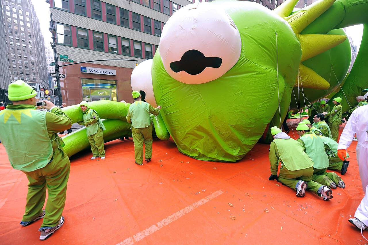 Un globo de la rana Kermit cayó al suelo durante el desfile de 2009.