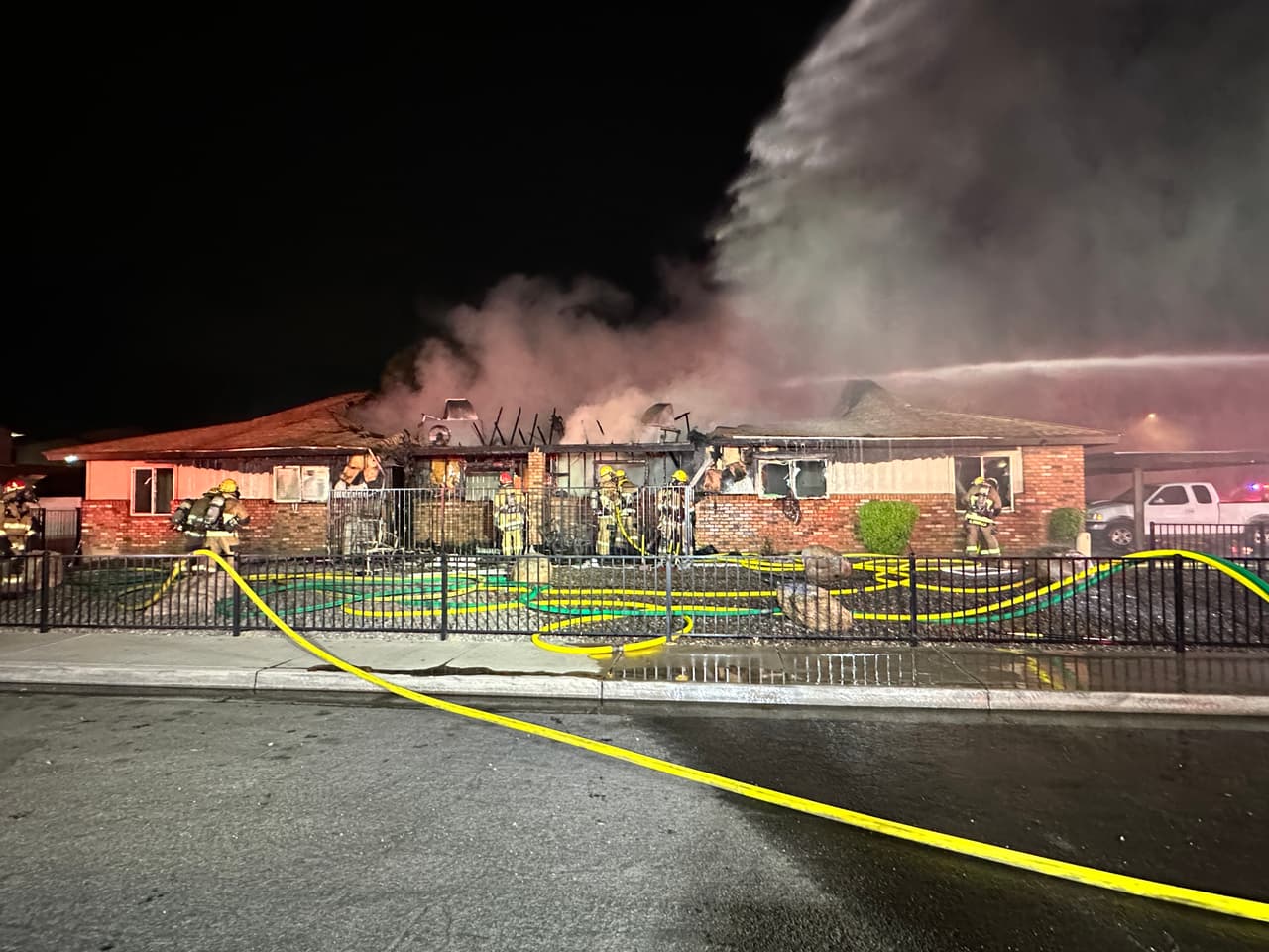 A su llegada, los equipos encontraron llamas y humo procedente del interior de un apartamento dúplex, que amenazaban la integridad estructural, principalmente se vio comprometida la del techo.