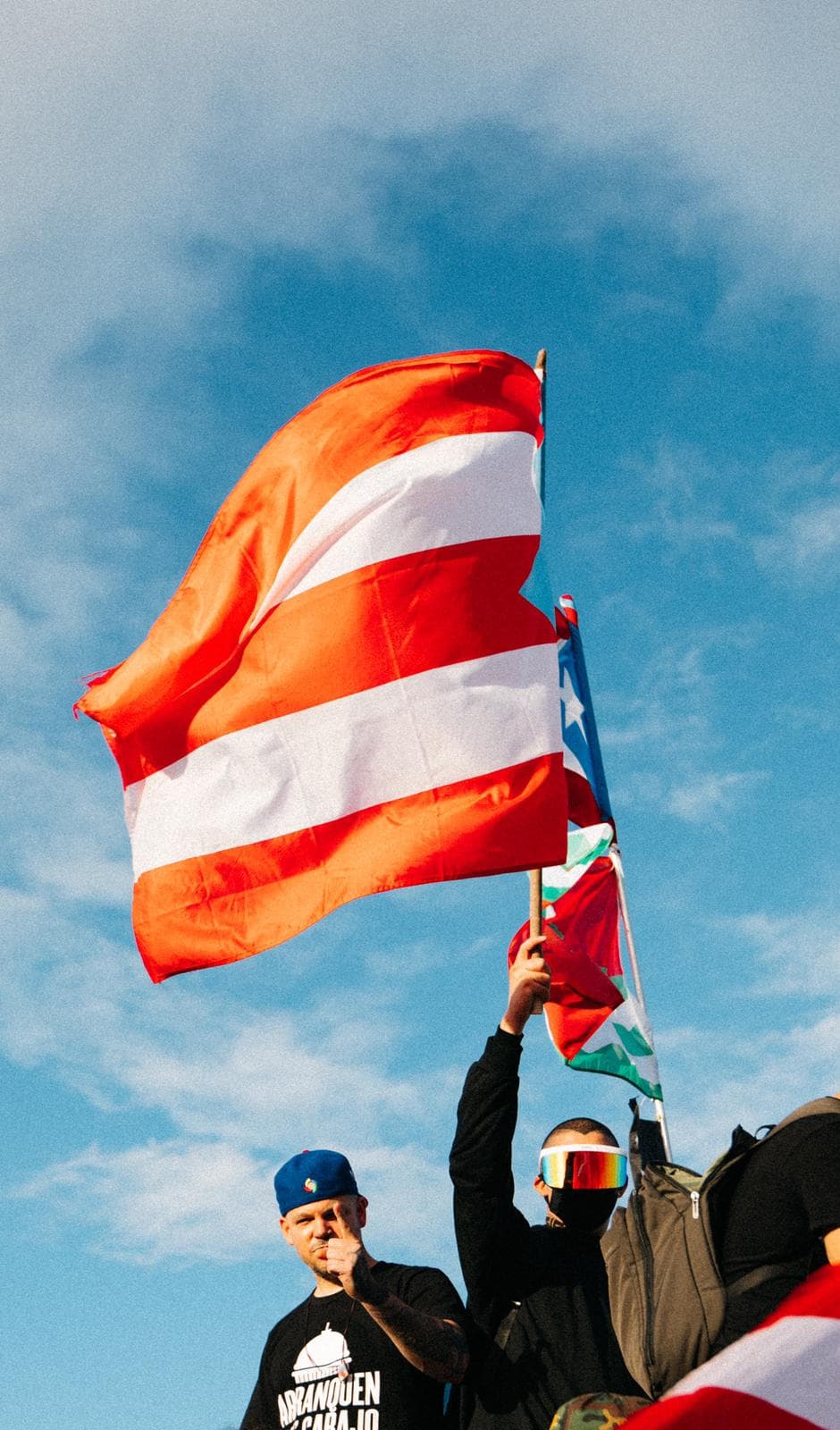 Residente y Bad Bunny se mantuvieron en todo momento diciéndole a 
<b>Ricardo Rosselló</b> que tenía que abandonar el poder, no solo 
<b><a href="https://www.univision.com/noticias/politica/las-12-peores-frases-del-chat-que-tienen-a-rossello-al-borde-de-una-crisis">por el polémico chat</a></b>, sino por haberle fallado a Puerto Rico tras el devastador paso del huracán María.