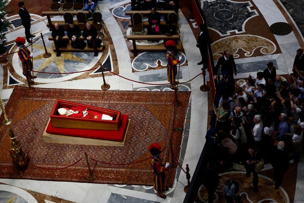 El Vaticano mantiene abierta la capilla ardiente del papa Francisco toda la noche: más de 50,000 fieles la visitaron en su primer día