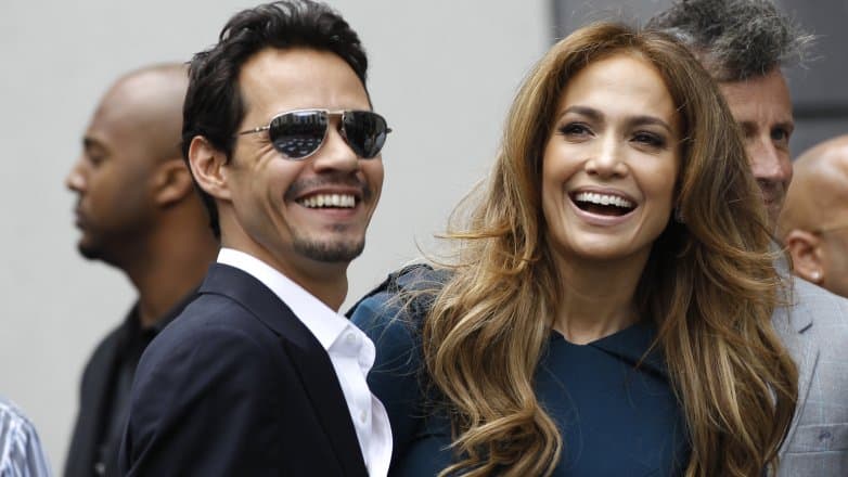 <b>Marc Anthony</b> y
<b> Jennifer López</b> comenzaron su relación en 2004 en medio del escándalo, ya que algunos medios sugirieron que JLo había sido la tercera en discordia entre el cantante y Dayanara Torres. Pese a ello se casaron a los cuatro días del divorcio con Torres y se convirtieron en padres de unos mellizos, aunque aparentemente el amor de pareja no fue suficiente para mantenerlos juntos, pues Jennifer le pidió el divorcio en 2011.