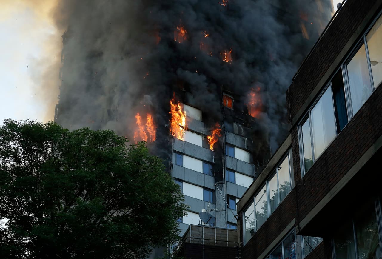 El fuego ha estado ardiendo por más de tres horas y se extiende desde el piso 2 hasta el 27 de la torre de apartamentos en Londres.