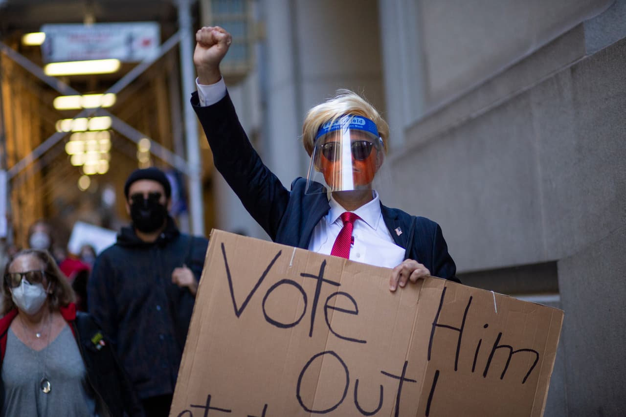 En Nueva York, algunos se disfrazaron como el presidente. En la imagen, se lee "Sáquenlo votando".