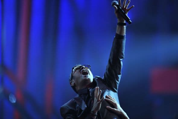 Algunos pierden todo el pudor y se dejan llevar por la intensidad del momento como Aleks Syntek.