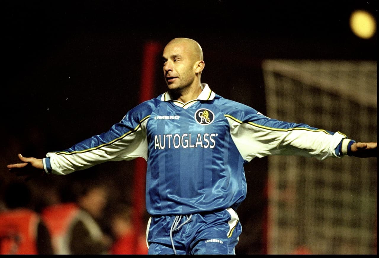 Gianluca Vialli - Chelsea 1998. Para Vialli sí resultó esta fórmula convirtiéndose en uno de los Directores Técnicos más exitosos de la historia del club.
