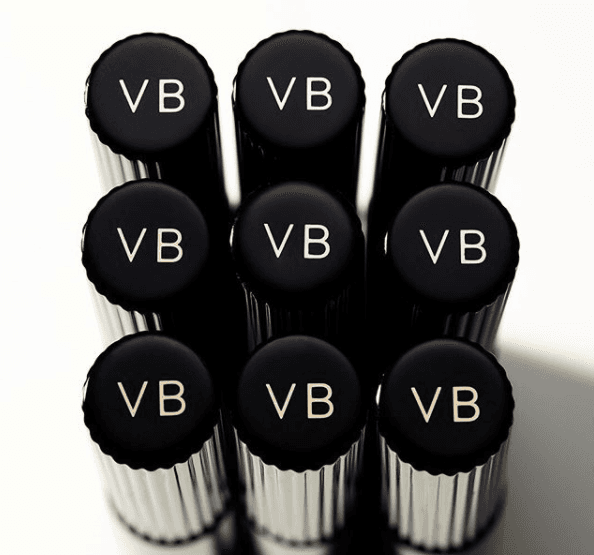 "Estoy emocionada con el lanzamiento de esta colección de maquillaje de edición limitada con Estée Lauder", comentó en un comunicado Victoria Beckham.