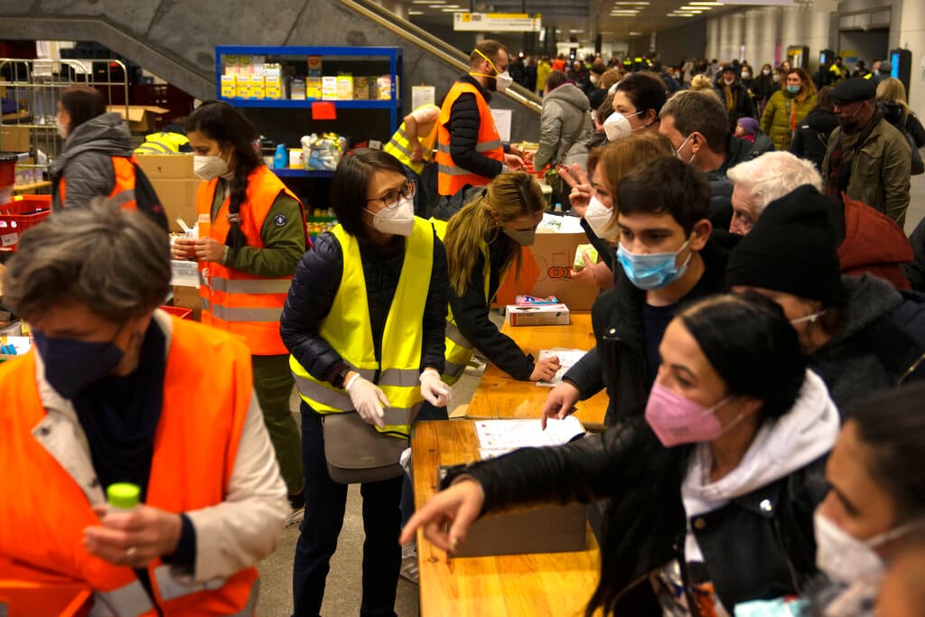 Al llegar a la estación, todos reciben un kit de artículos peronales como shampoo, pañales, tampones, toallas higiénicas y otros artículos de higiene gratuitos.