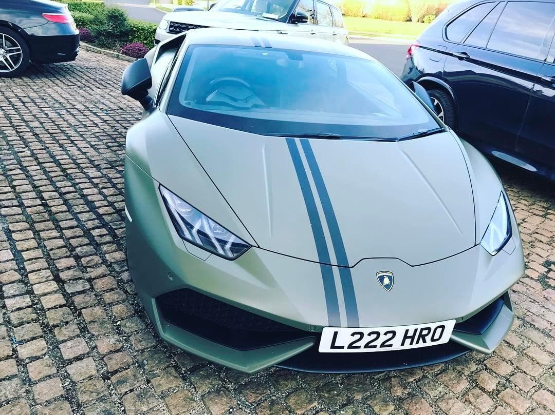 Por otro lado, Conor McGregor tiene un Lamborghini Huracán Avio que vemos aquí, un auto valuado en más de 220,000 dólares. Destaca por un 
<b>motor V10 de 5.2 litros</b>, con 640 hp, que llevan la potencia a las cuatro ruedas a través de una caja de cambios de 7 marchas con doble embrague. La marca afirma que este auto llega a las 
<b>200 millas por hora</b>, y acelera de 0 a 62 en 2.9 segundos.