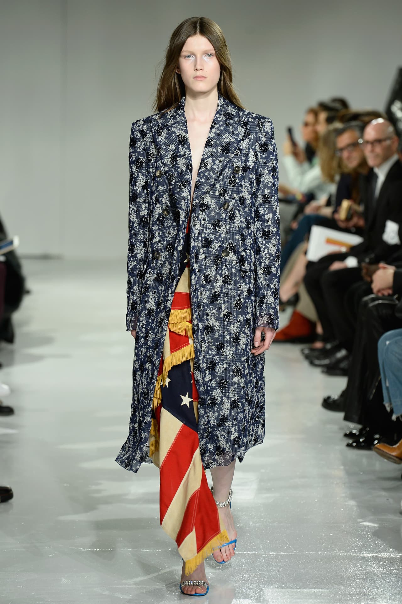 La bandera de Estados Unidos convertida en una falda forma parte de la colección diseñada por Raf Simons para Calvin Klein, una celebración, en palabras del mismo Simons, "a diferentes individuos y diferentes personajes". 
<br>
<br>