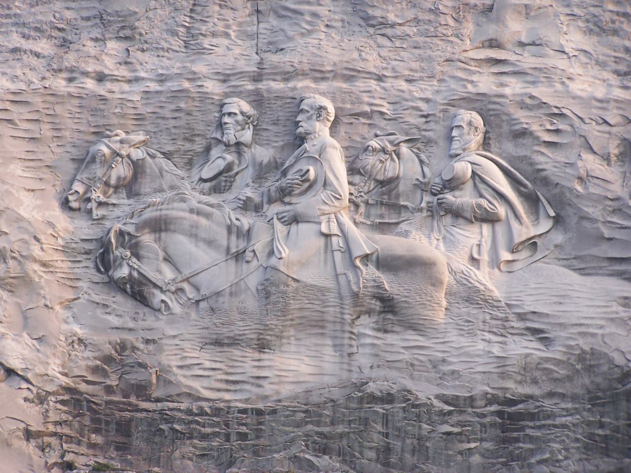 Las figuras del presidente de los Estados Confederados de América, Jefferson Davis, junto a los generales Robert E. Lee y Thomas J. "Stonewall" Jackson, fueron talladas en la cara norte de Stone Mountain, en un proceso que comenzó en 1916 y duró varias décadas. Con sus casi 70,000 pies cuadrados de área esculpida, es considerada la escultura en bajo relieve más grande del mundo.