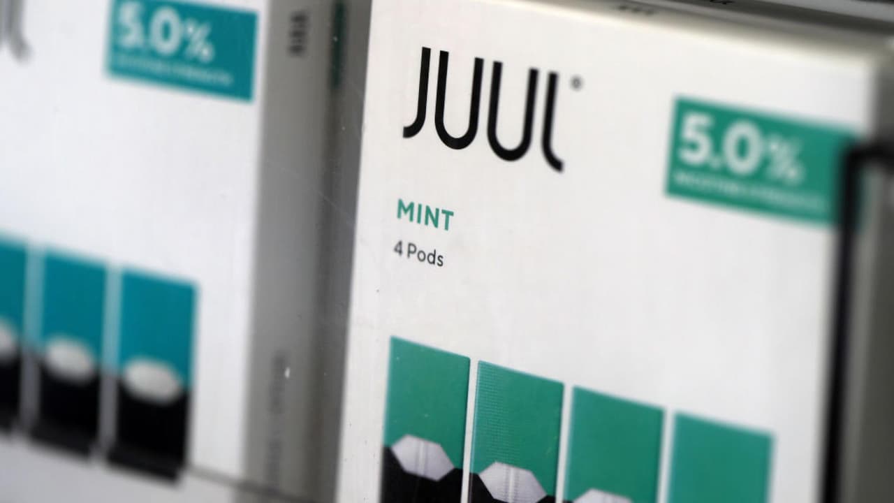 Juul pagará casi $440 millones a 33 estados que la acusan de mercadear sus productos entre adolescentes