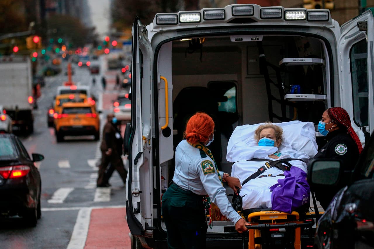 Un traslado de pacientes en el hospital Tish en Manhattan, el 13 de noviembre. El aumento de los contagios de 
<a href="https://www.univision.com/noticias/coronavirus"><u>covid-19</u></a>, que los expertos atribuyen a la llegada de la época invernal, obligó a las autoridades del estado de Nueva York a retomar las restricciones. Aunque ya no es el que tiene el mayor número de contagios, es el más golpeado en cuanto al número de fallecidos (34,215). 
<a href="https://www.univision.com/noticias/salud/mapa-actualizado-del-coronavirus-cifras-de-casos-confirmados-y-fallecidos"><u>Vea aquí nuestro mapa actualizado del coronavirus: cifras de casos reportados, fallecidos y recuperados</u></a>