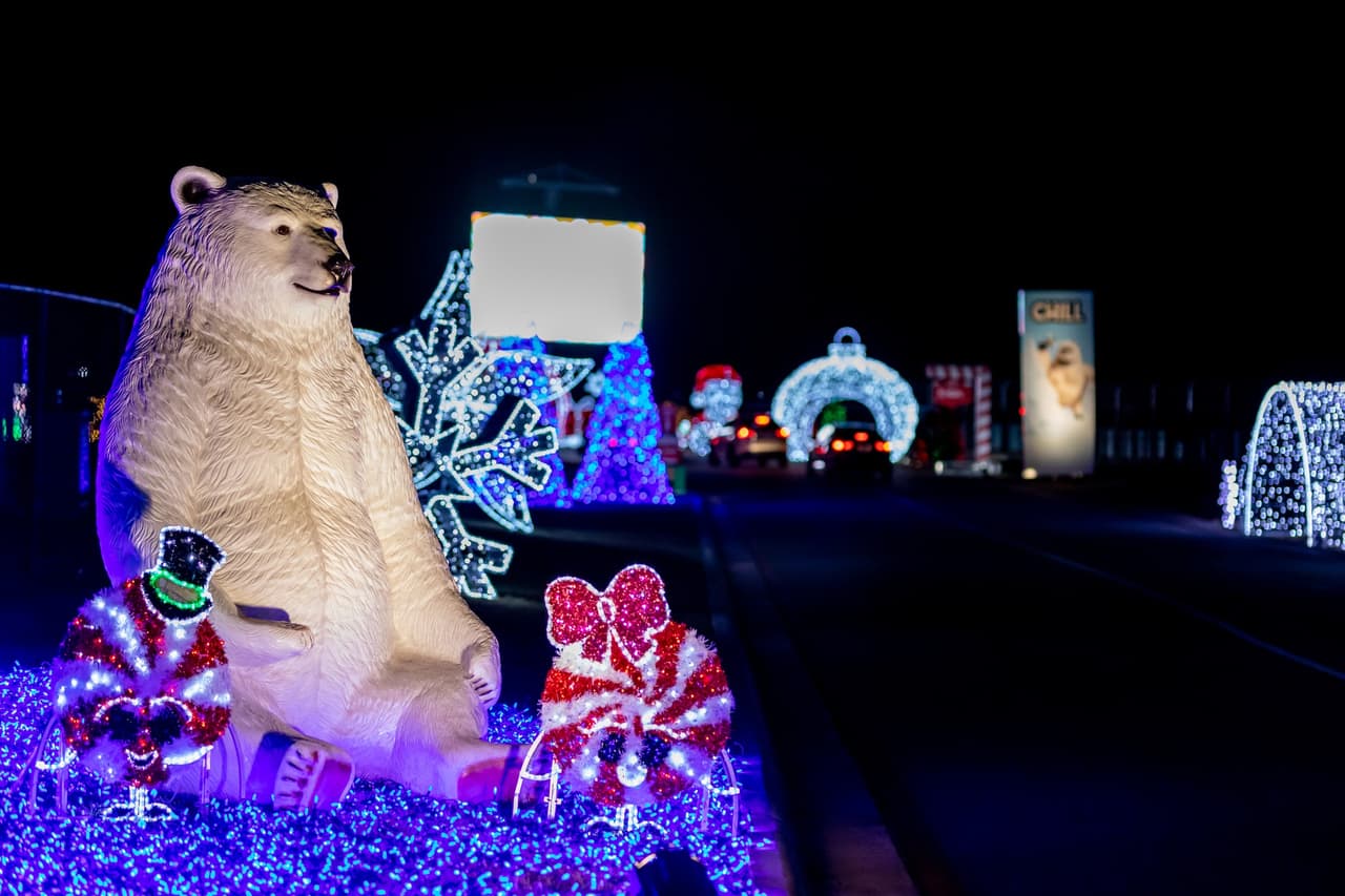 Mira al menos unas 6 millones de lucecitas a través de la pista de Fórmula 1 y visita el mercado navideño en el que te recibirá el mismísimo Santa Claus en persona.
