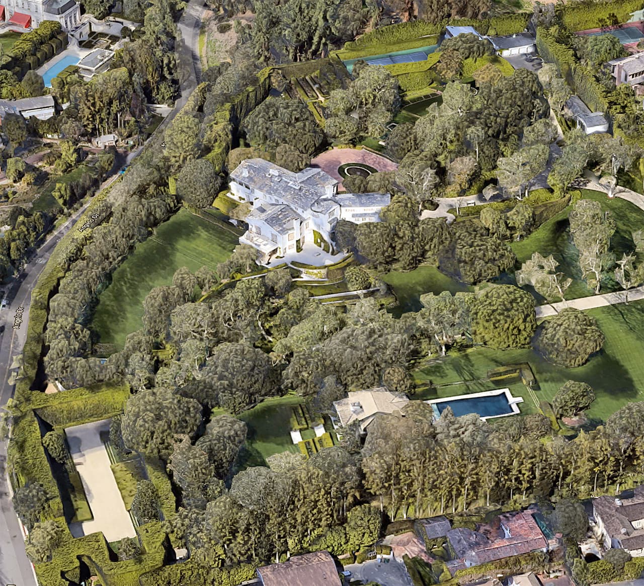 La anterior residencia más cara de Los Ángeles se ubicaba en Bel Air, conocida como la 
<a href="https://www.univision.com/noticias/dinero/nuevos-refugios-de-multimillonarios-las-propiedades-mas-caras-vendidas-en-el-ultimo-ano-en-eeuu-fotos-fotos">Villa Chartwell</a> y fue adquirida por Lachlan Murdoch, presidente de Fox, a cambio de unos 150 millones de dólares.