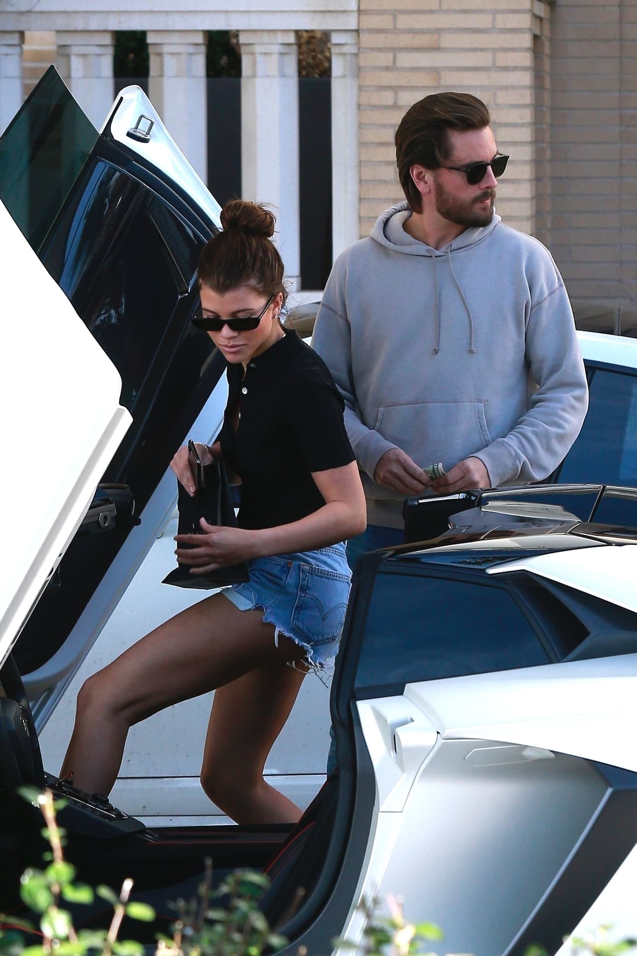 El padre de tres, llegó a ‘Barneys New York’ en su Lamborghini blanco perlado, con valor estimado en más de 530,000 dólares.