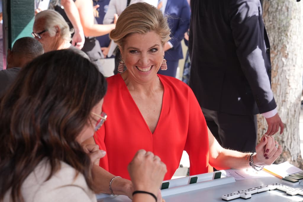 Así se divierte la reina de Holanda jugando dominó en la Calle 8